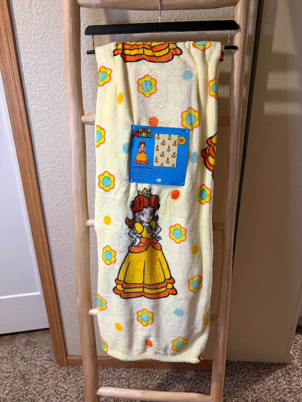 Super Mario Princess Daisy Plush Throw Blanket 50x70 Nintendo Flowers NEW